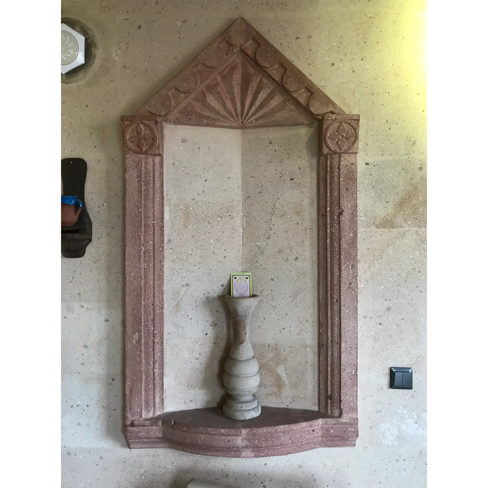 Çift Taraf Kornişli, İşlemeli Üçgen Taka